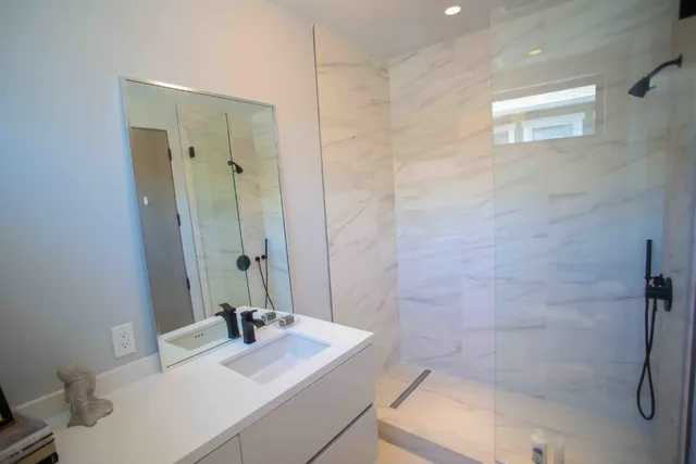 Bathrooms photo preview
